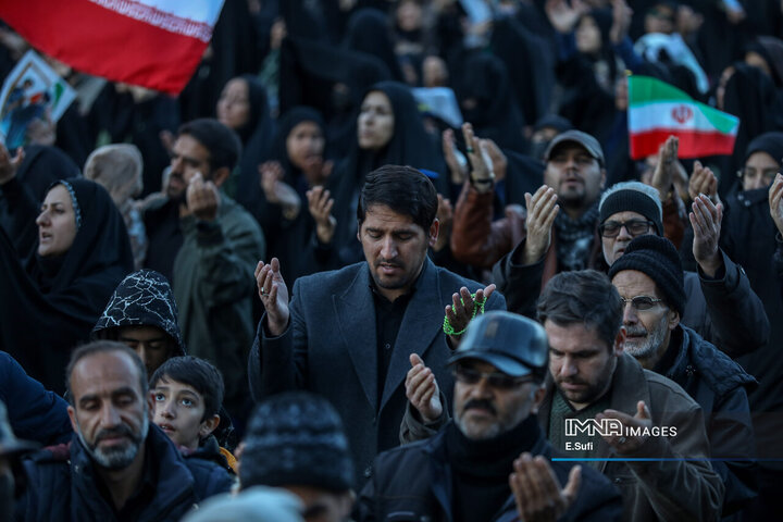 آغاز بهار ۱۴۰۵ در اراک؛ همبستگی مردم، یاد شهدا و رهبری در میدان شهدا