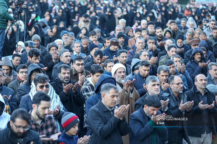 آغاز بهار ۱۴۰۵ در اراک؛ همبستگی مردم، یاد شهدا و رهبری در میدان شهدا