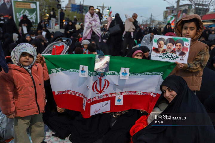 آغاز بهار ۱۴۰۵ در اراک؛ همبستگی مردم، یاد شهدا و رهبری در میدان شهدا