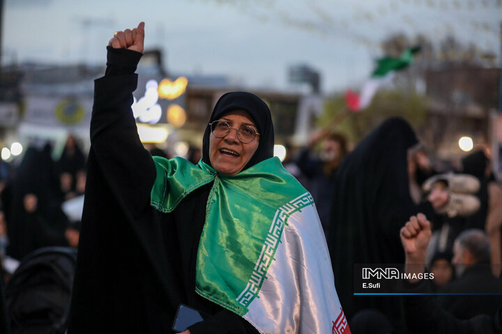 آغاز بهار ۱۴۰۵ در اراک؛ همبستگی مردم، یاد شهدا و رهبری در میدان شهدا
