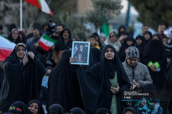 آغاز بهار ۱۴۰۵ در اراک؛ همبستگی مردم، یاد شهدا و رهبری در میدان شهدا