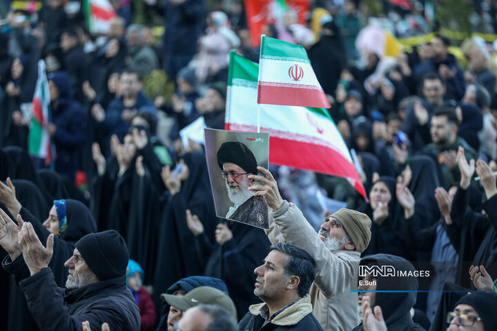 آغاز بهار ۱۴۰۵ در اراک؛ همبستگی مردم، یاد شهدا و رهبری در میدان شهدا