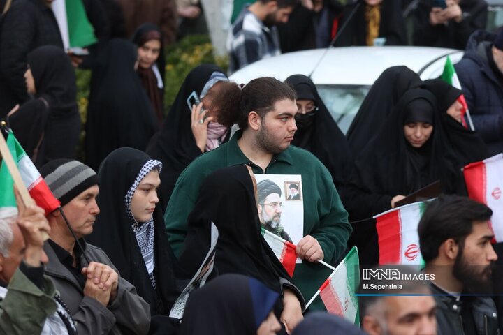 مراسم لحظه تحویل سال در جوار شهدا در تبریز