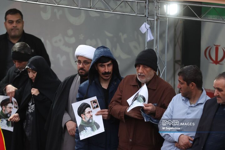 مراسم لحظه تحویل سال در جوار شهدا در تبریز
