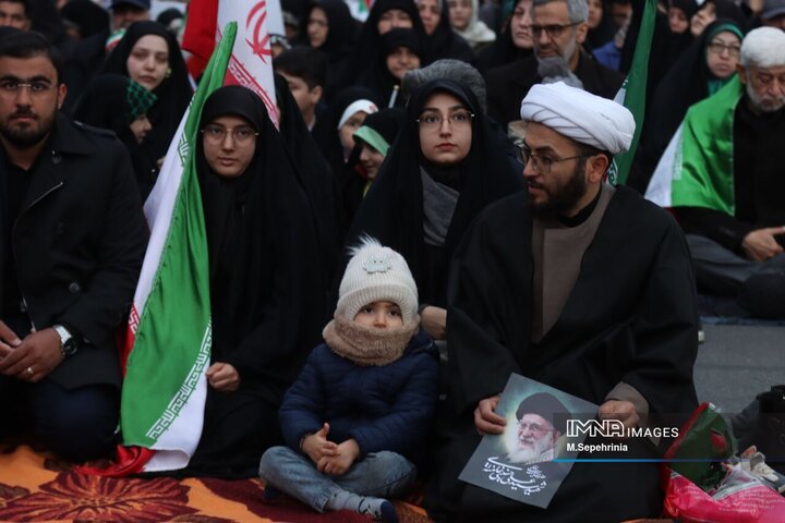 مراسم لحظه تحویل سال در جوار شهدا در تبریز