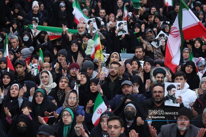 مراسم لحظه تحویل سال در جوار شهدا در تبریز