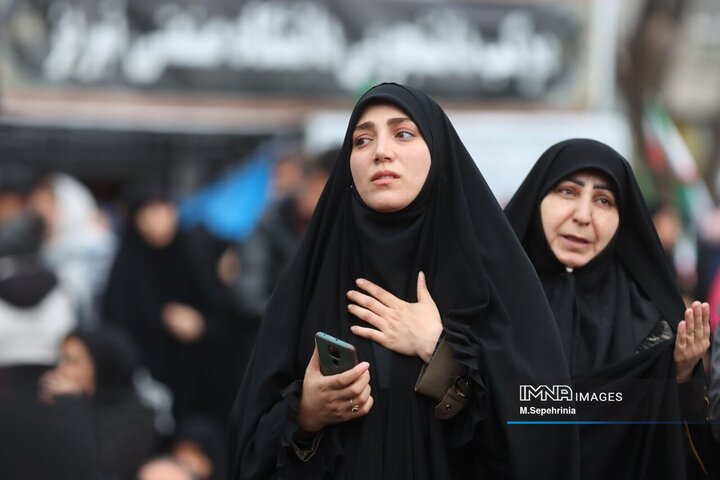 مراسم لحظه تحویل سال در جوار شهدا در تبریز