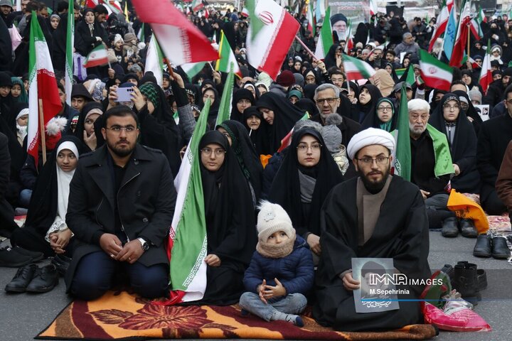 مراسم لحظه تحویل سال در جوار شهدا در تبریز