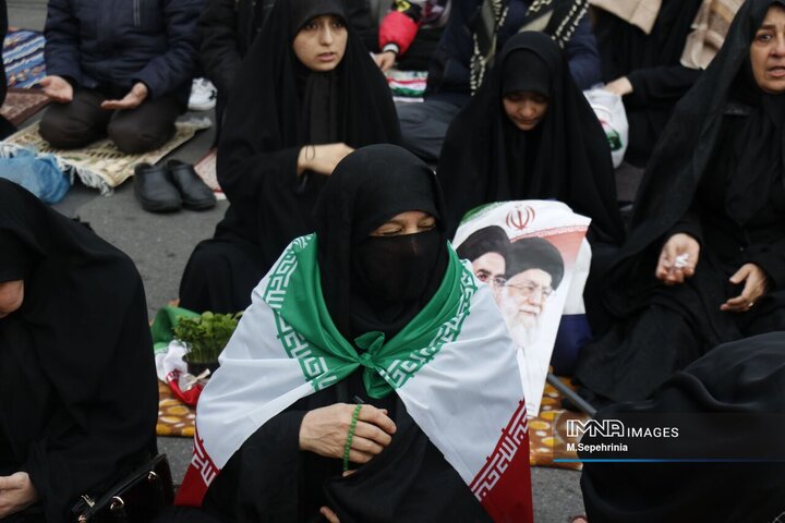 مراسم لحظه تحویل سال در جوار شهدا در تبریز