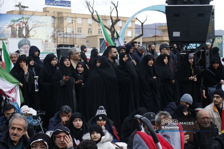 مراسم لحظه تحویل سال در جوار شهدا در تبریز