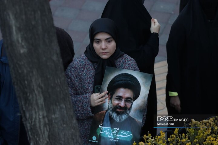 مراسم لحظه تحویل سال در جوار شهدا در تبریز