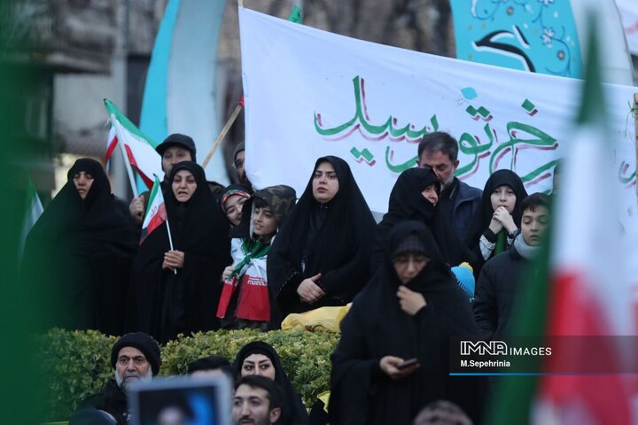 مراسم لحظه تحویل سال در جوار شهدا در تبریز
