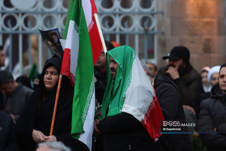 مراسم لحظه تحویل سال در جوار شهدا در تبریز