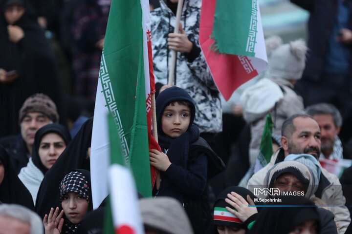 مراسم لحظه تحویل سال در جوار شهدا در تبریز