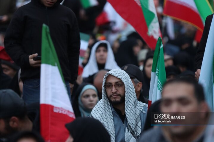 مراسم لحظه تحویل سال در جوار شهدا در تبریز