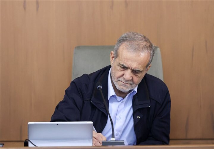 پزشکیان: بر دست و بازوی نیروهای مسلح و مدافعان غیور وطن بوسه میزنم