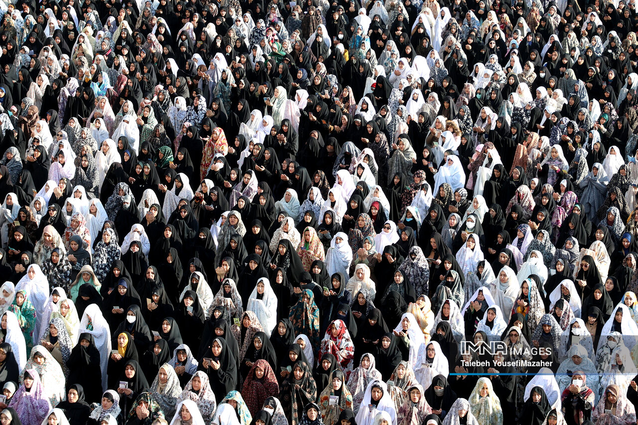 Iranians bid farewell to Ramadan by performing Eid prayers