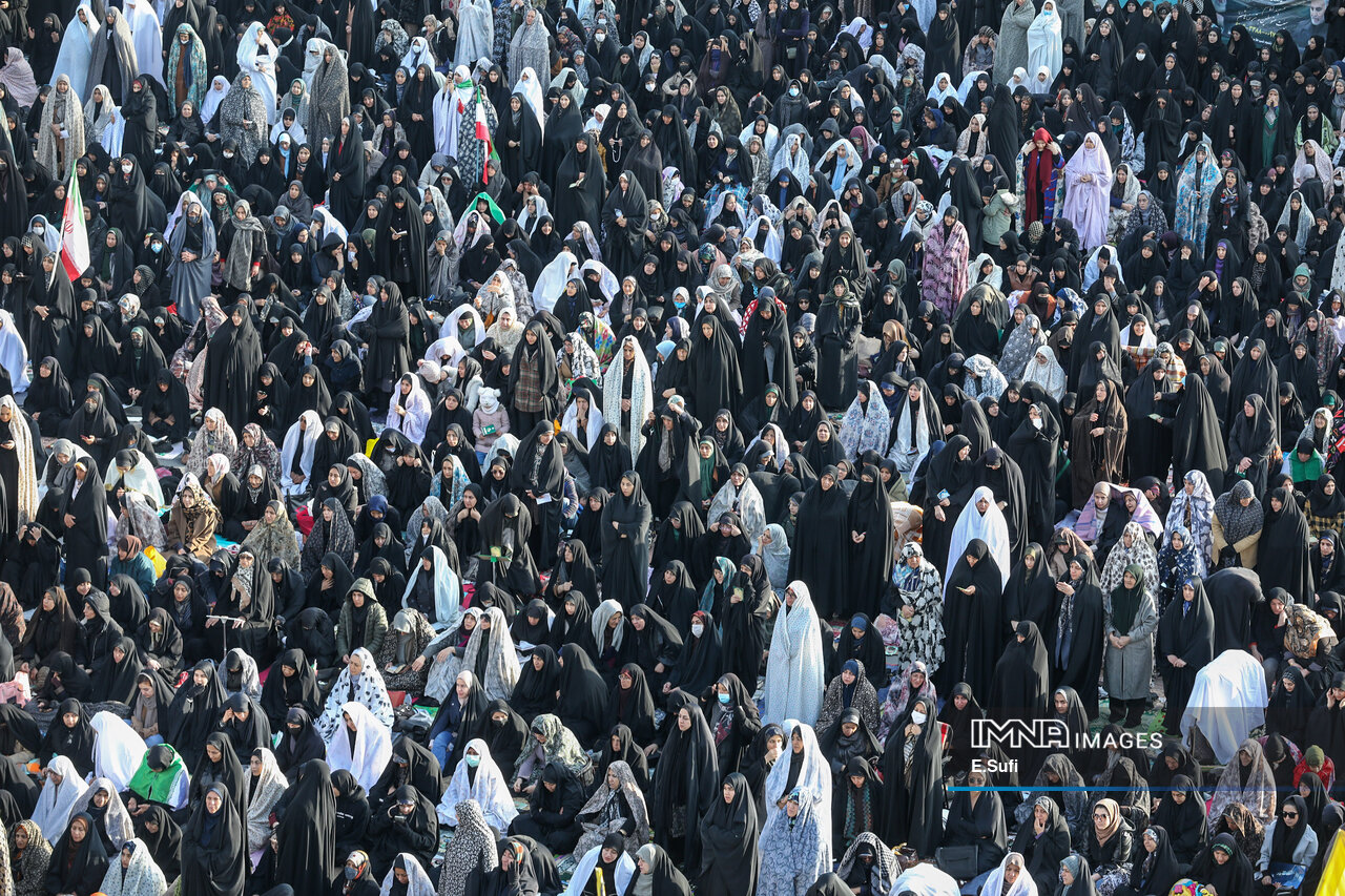 Iranians bid farewell to Ramadan by performing Eid prayers