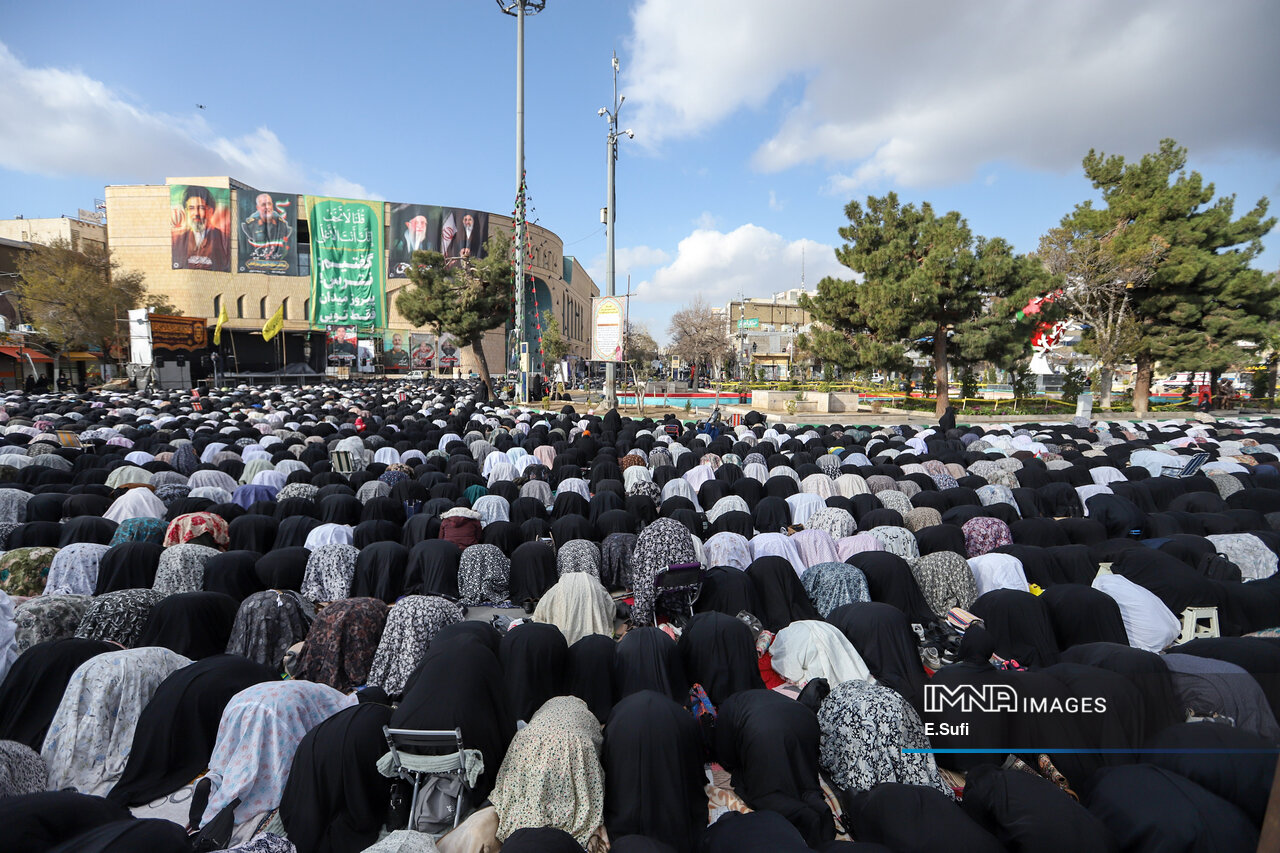 Iranians bid farewell to Ramadan by performing Eid prayers