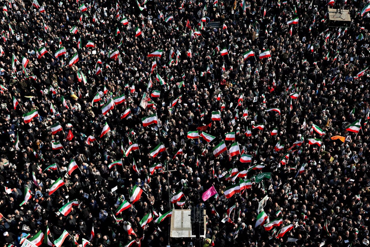 ایستادن ملت ایران با غیرت و همدلی در کنار یکدیگر/ نقاب از چهره شیطان افتاده است