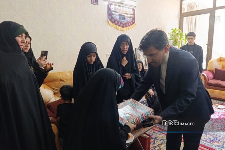حضور مسئولان در جمع خانواده شهیدان محمدی‌فشارکی و عابدی؛ تأکید بر تداوم راه شهدا