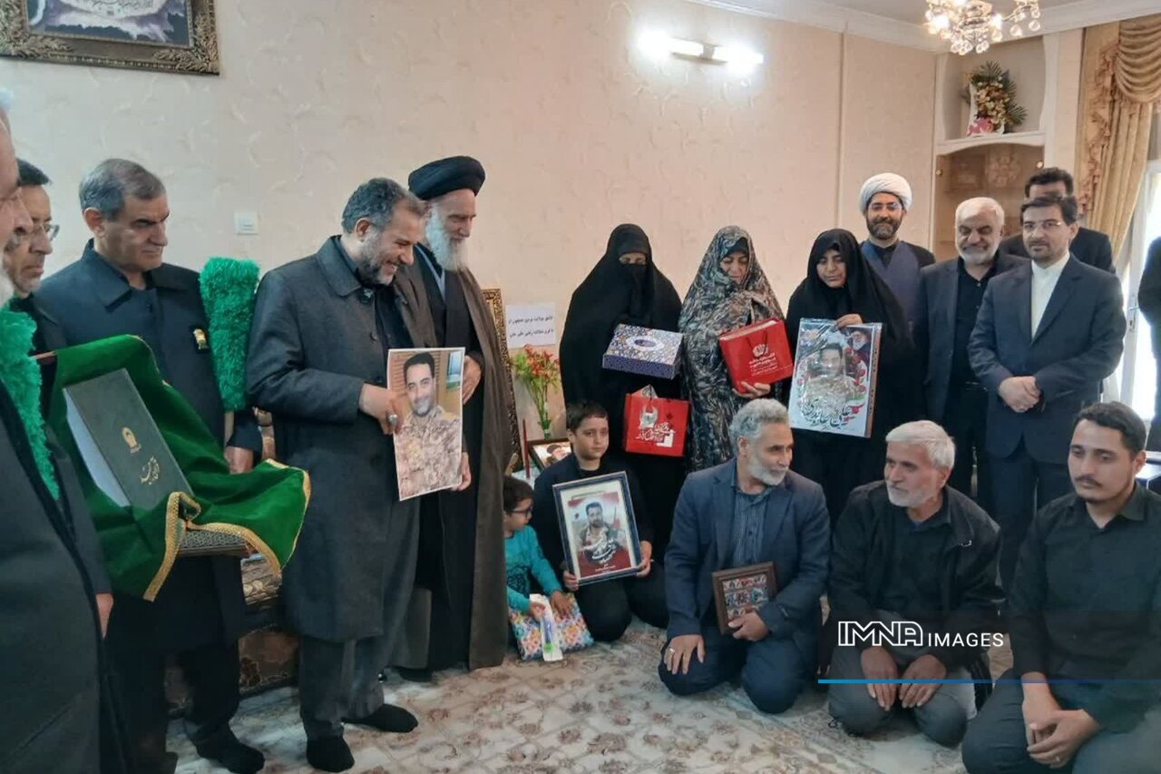 حضور مسئولان در جمع خانواده شهیدان محمدی‌فشارکی و عابدی؛ تأکید بر تداوم راه شهدا