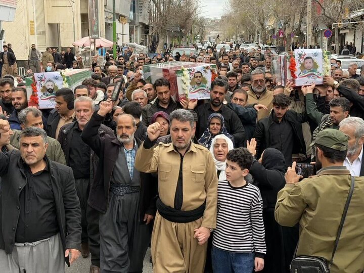 وداع مرزداران مریوانی با ۳ فرزند شهیدشان + فیلم