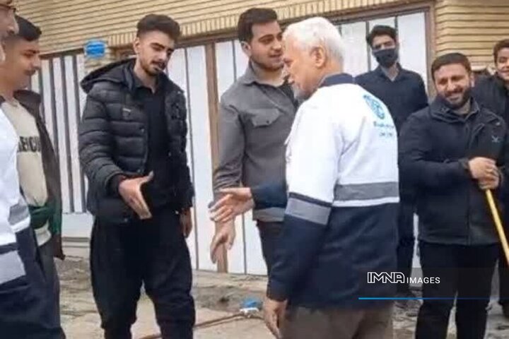 بازدید میدانی شهردار اصفهان از فعالیت گروه‌های جهادی شهر+ فیلم