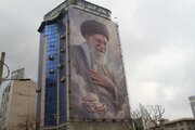 ایران کوچک در آغوش رهبر شهید