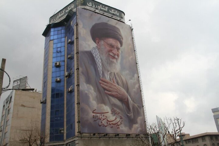 ایران کوچک در آغوش رهبر شهید