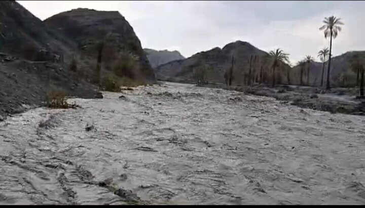 انسداد دو مسیر روستایی در لامرد بر اثر سیلاب