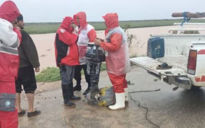 نجات خانواده ۸ نفره از  سیلاب در دهلران