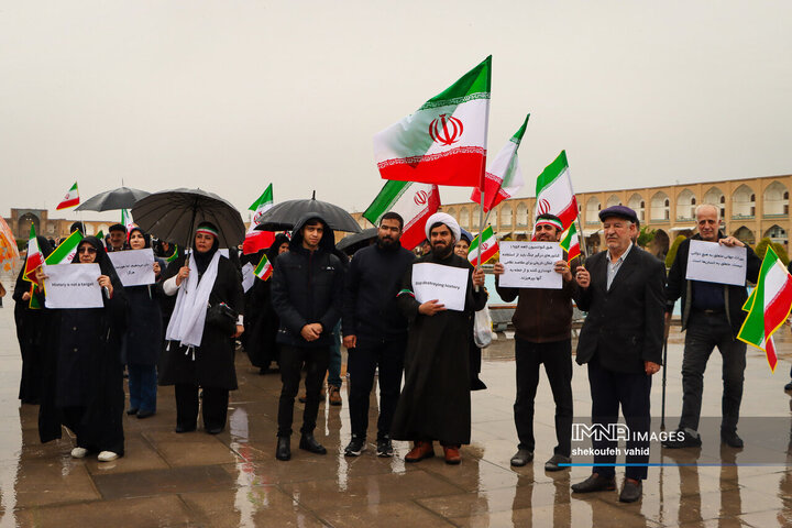زنجیره انسانی در محکومیت تجاوز آمریکایی صهیونی به میراث فرهنگی اصفهان