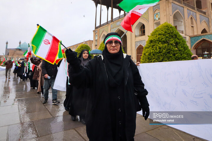 زنجیره انسانی در محکومیت تجاوز آمریکایی صهیونی به میراث فرهنگی اصفهان