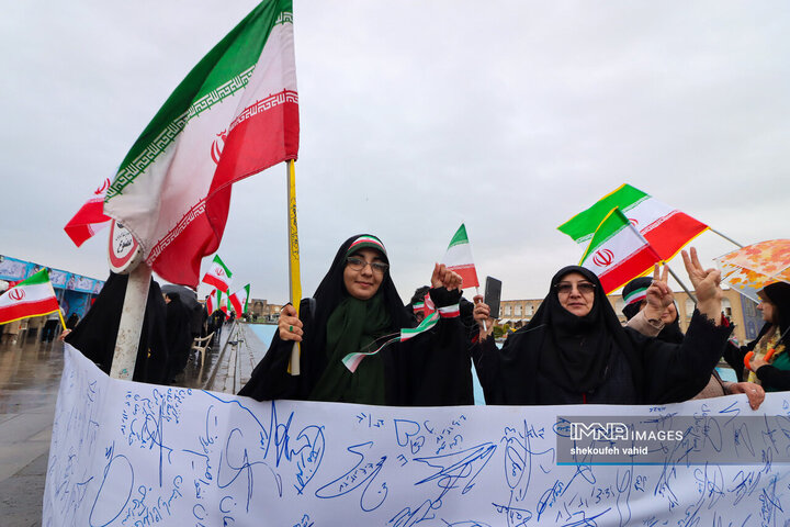 زنجیره انسانی در محکومیت تجاوز آمریکایی صهیونی به میراث فرهنگی اصفهان