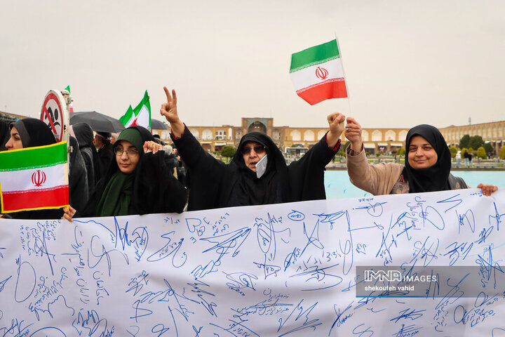 زنجیره انسانی در محکومیت تجاوز آمریکایی صهیونی به میراث فرهنگی اصفهان