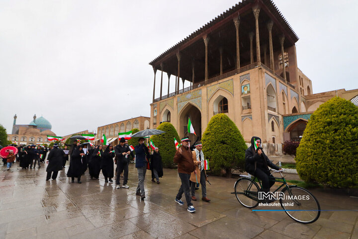 زنجیره انسانی در محکومیت تجاوز آمریکایی صهیونی به میراث فرهنگی اصفهان