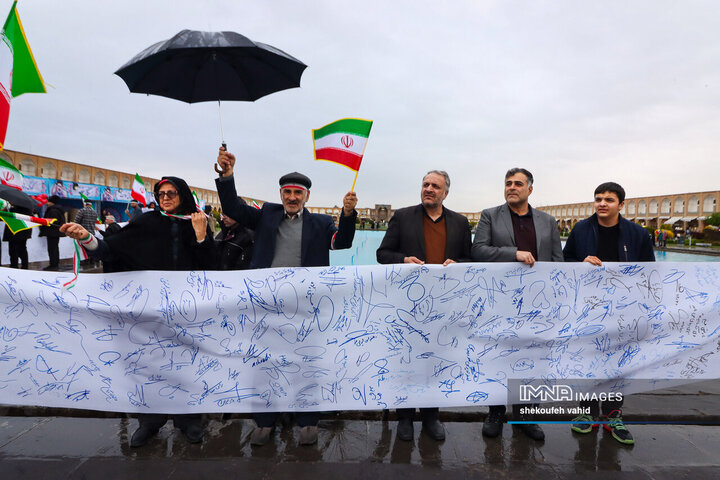 زنجیره انسانی در محکومیت تجاوز آمریکایی صهیونی به میراث فرهنگی اصفهان