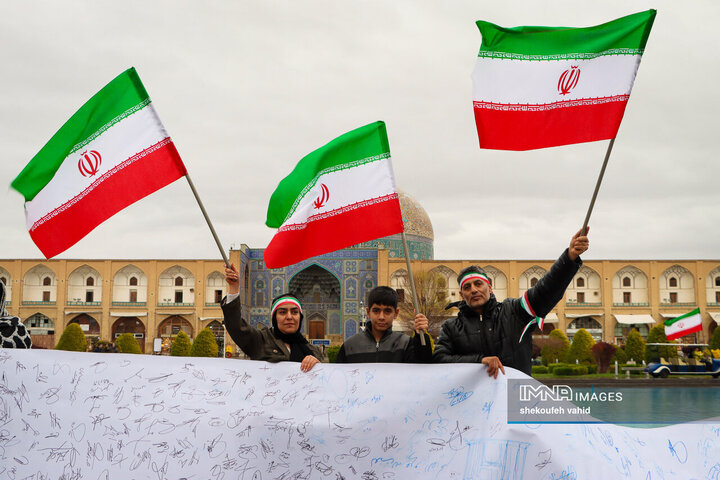 زنجیره انسانی در محکومیت تجاوز آمریکایی صهیونی به میراث فرهنگی اصفهان