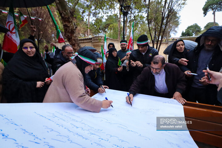 زنجیره انسانی در محکومیت تجاوز آمریکایی صهیونی به میراث فرهنگی اصفهان