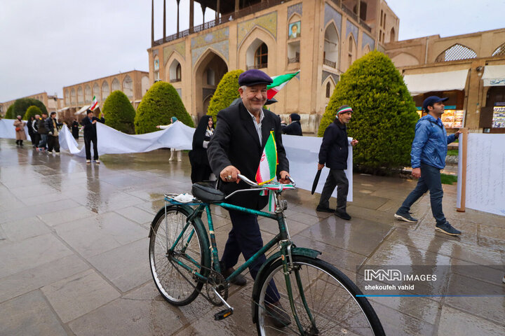 زنجیره انسانی در محکومیت تجاوز آمریکایی صهیونی به میراث فرهنگی اصفهان