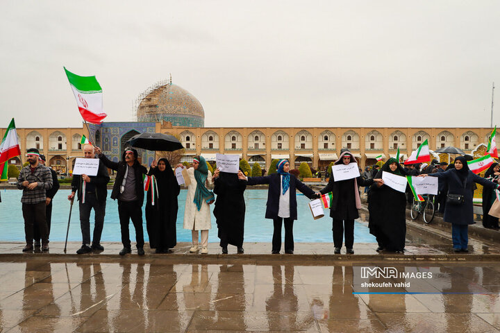 زنجیره انسانی در محکومیت تجاوز آمریکایی صهیونی به میراث فرهنگی اصفهان