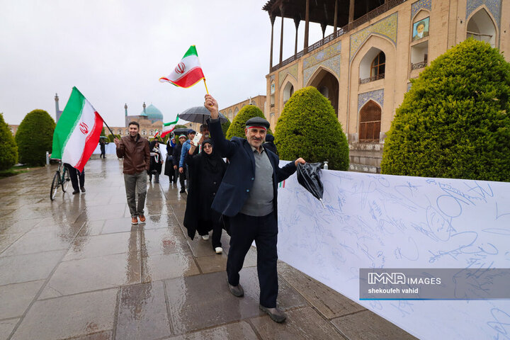 زنجیره انسانی در محکومیت تجاوز آمریکایی صهیونی به میراث فرهنگی اصفهان