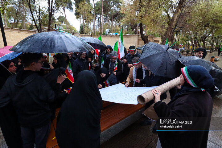 زنجیره انسانی در محکومیت تجاوز آمریکایی صهیونی به میراث فرهنگی اصفهان