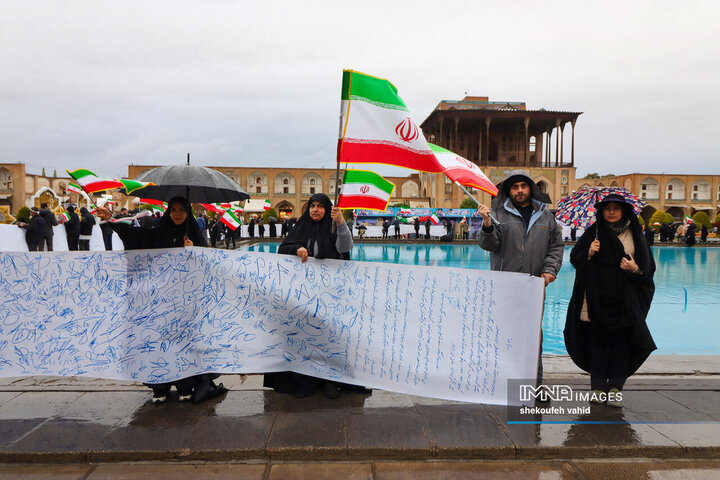 زنجیره انسانی در محکومیت تجاوز آمریکایی صهیونی به میراث فرهنگی اصفهان