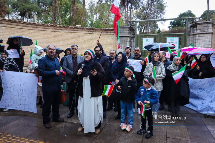 زنجیره انسانی در محکومیت تجاوز آمریکایی صهیونی به میراث فرهنگی اصفهان