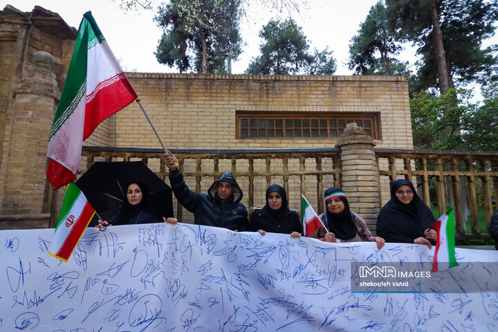 زنجیره انسانی در محکومیت تجاوز آمریکایی صهیونی به میراث فرهنگی اصفهان
