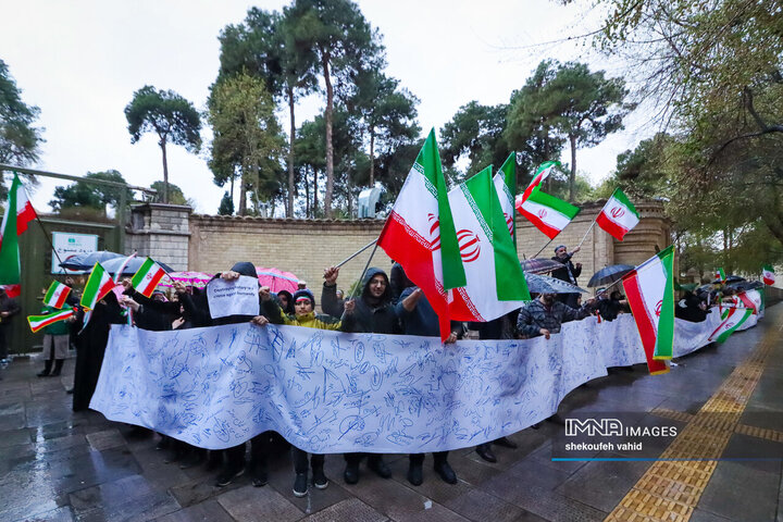 زنجیره انسانی در محکومیت تجاوز آمریکایی صهیونی به میراث فرهنگی اصفهان