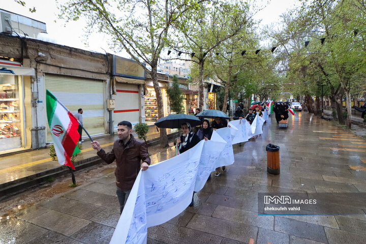 زنجیره انسانی در محکومیت تجاوز آمریکایی صهیونی به میراث فرهنگی اصفهان