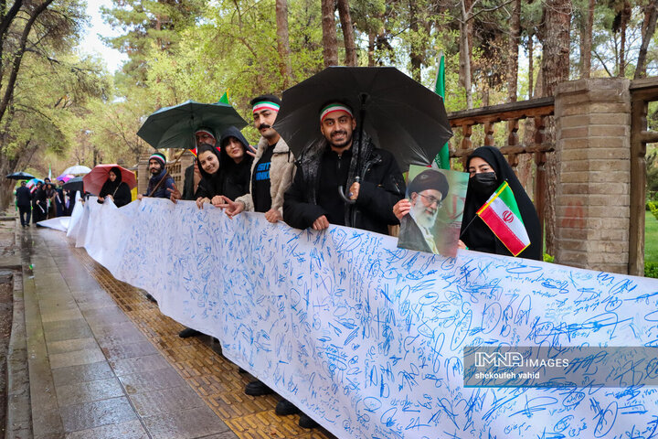 زنجیره انسانی در محکومیت تجاوز آمریکایی صهیونی به میراث فرهنگی اصفهان